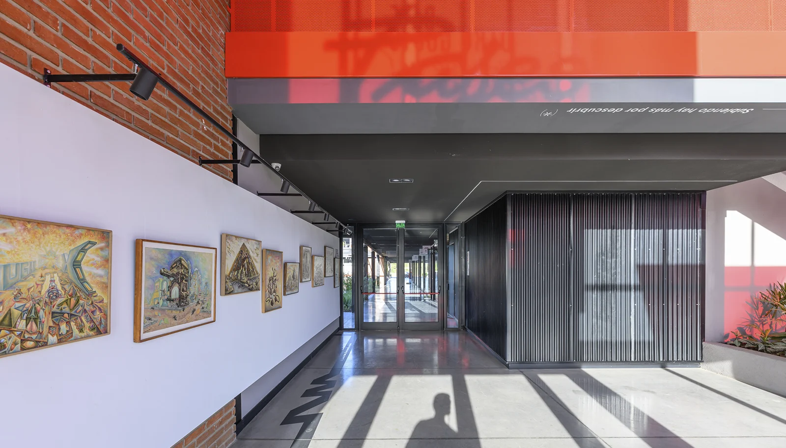 Hall de ingreso del Paseo del Molino con la Galería del Paseo